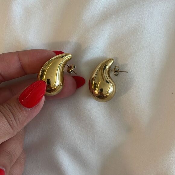Gold large drop earrings - Picture 8 of 9